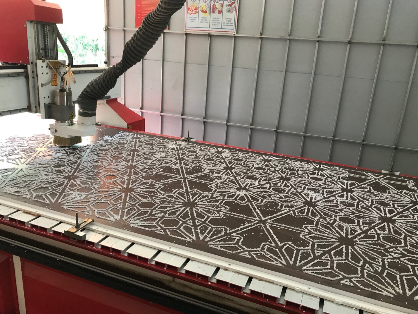 Cắt CNC mica và alu chữ nổi